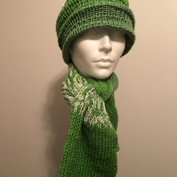 Knitted hats & scarf 🧣. - Picture 4 of 8